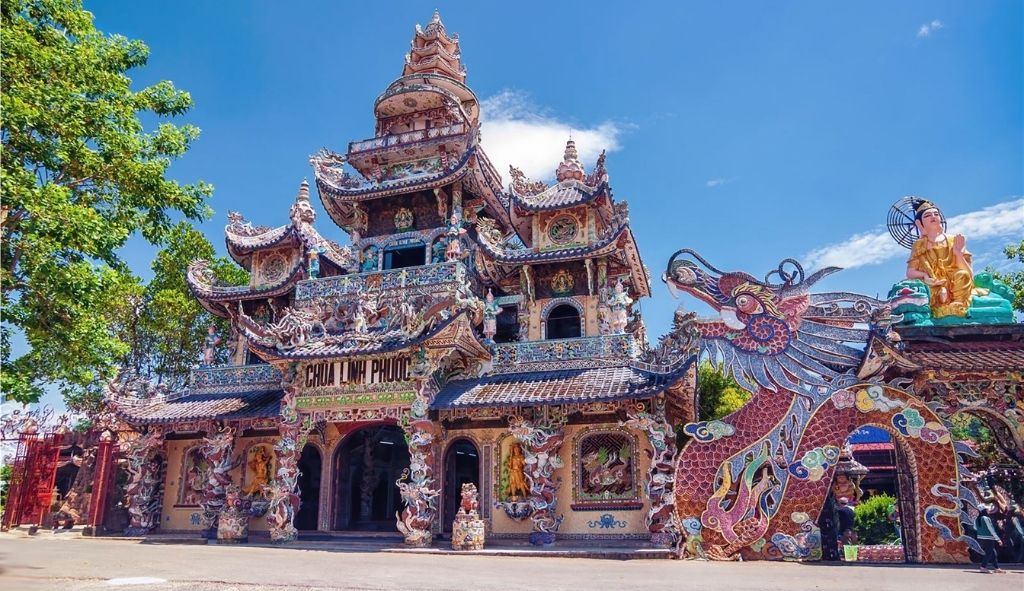 Chùa Linh Phước với kiến trúc khảm sành đặc sắc tại Đà Lạt