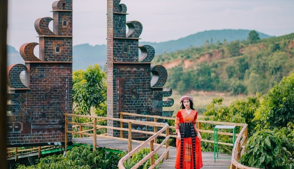 Du khách mặc trang phục dân tộc check-in các tiểu cảnh tại Mê Linh Coffee Garden