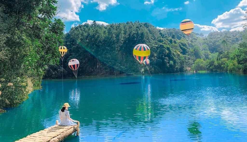 Du khách check-in chụp ảnh tại hồ Lạc Tiên Giới