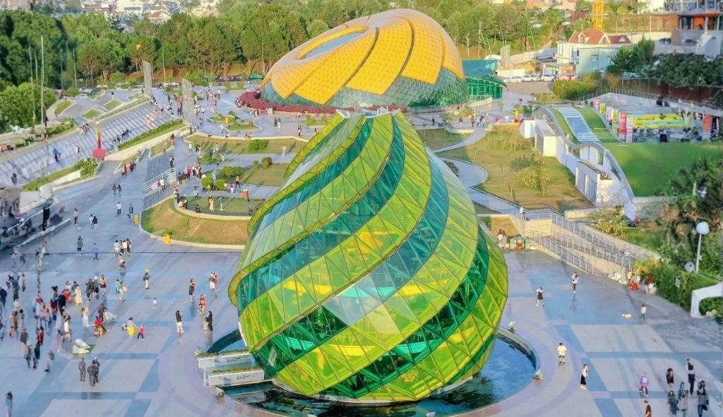 Quảng trường Lâm Viên là biểu tượng check-in nổi tiếng của Đà Lạt.