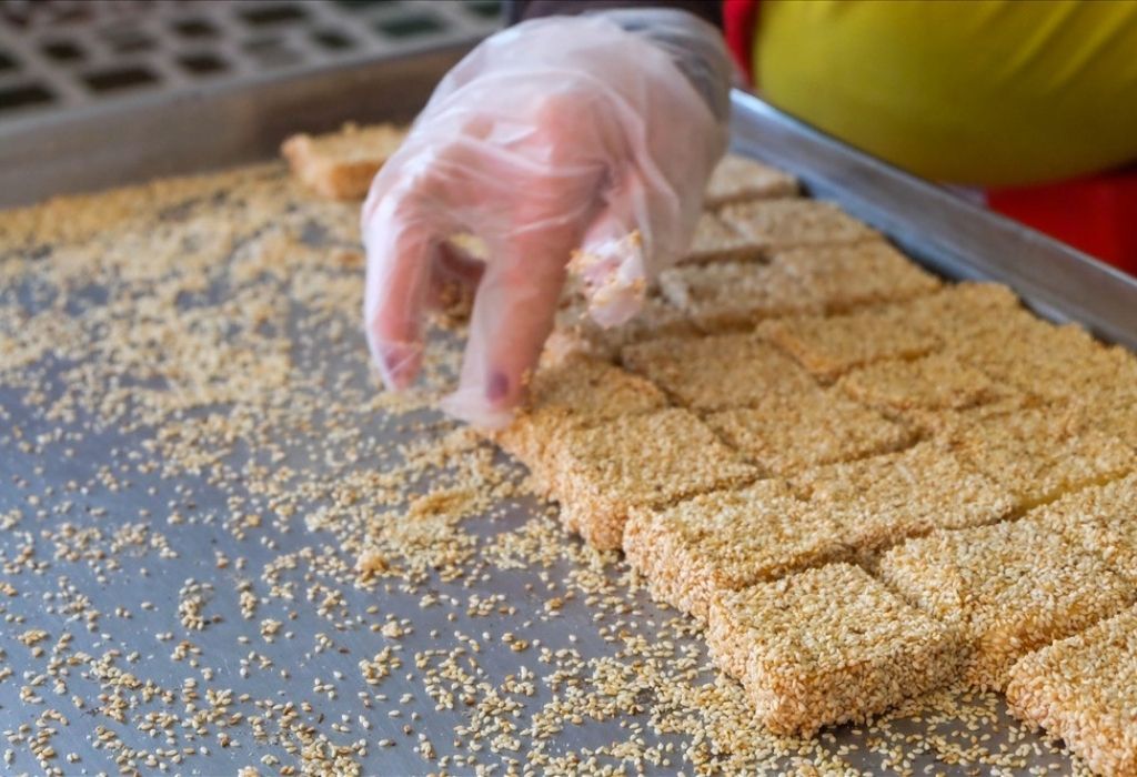 Bánh khô mè Cẩm Lệ