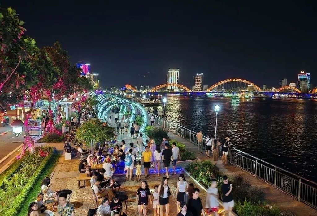 Phố đi bộ Bạch Đằng