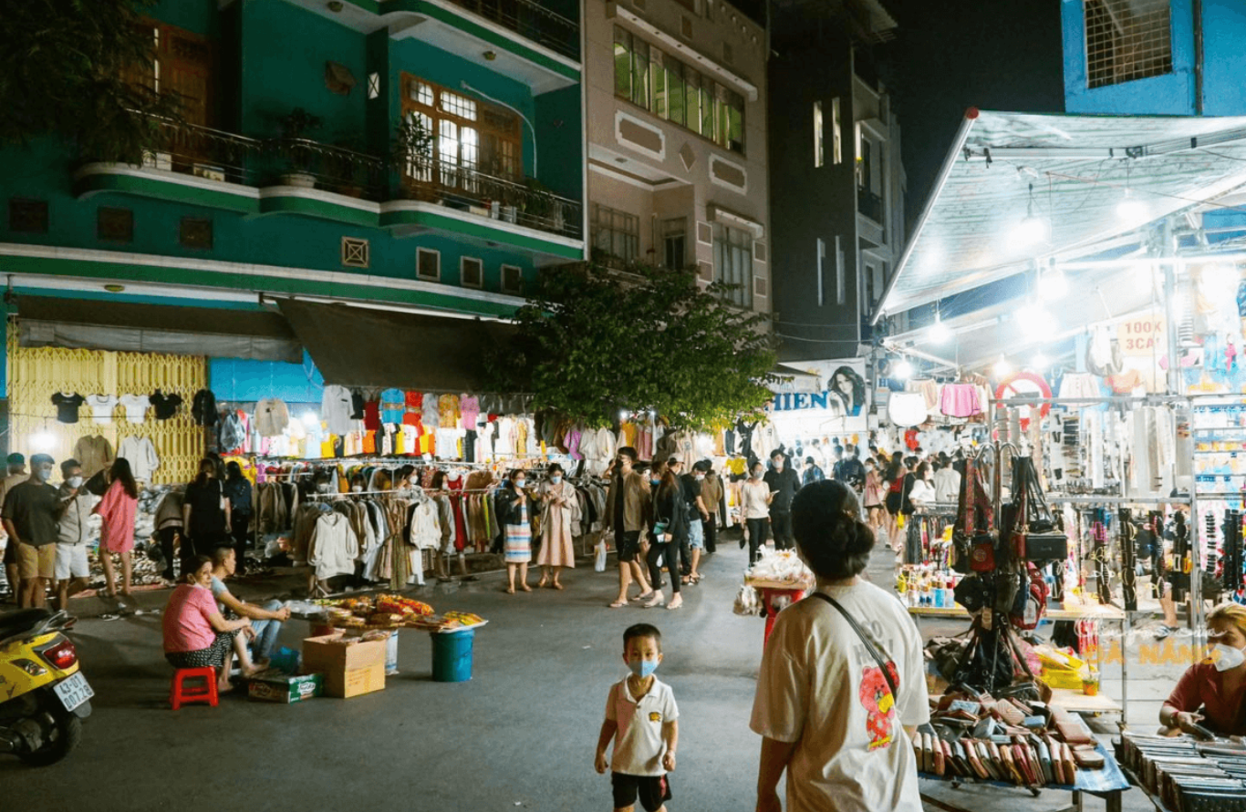 Chợ đêm Lê Duẩn Đà Nẵng rực rỡ và nhộn nhịp về đêm. 