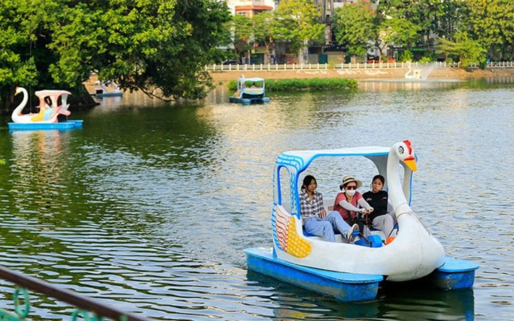 Đạp vịt tại các hồ ở hà nội