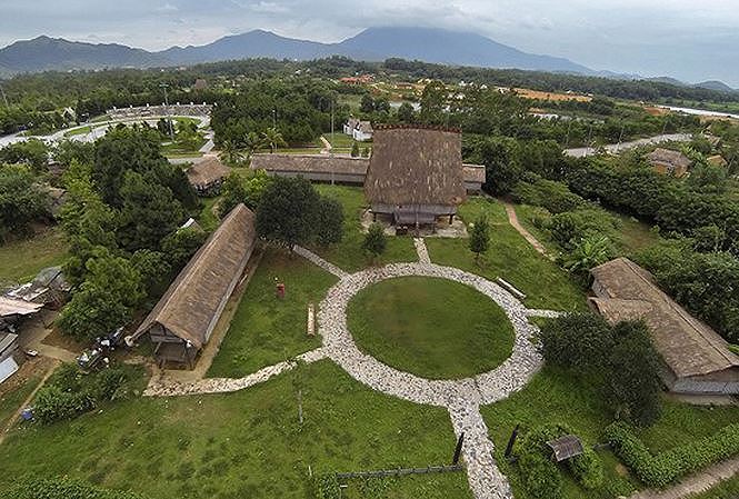 Toàn cảnh khu nhà truyền thống tại Làng Văn hóa – Du lịch các dân tộc Việt Nam ở Đồng Mô, Hà Nội