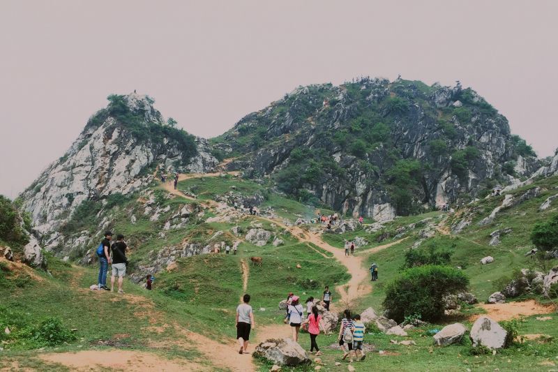 Núi Hàm Lợn Sóc Sơn với những con đường mòn uốn lượn giữa sườn núi đá và thảm cỏ xanh.