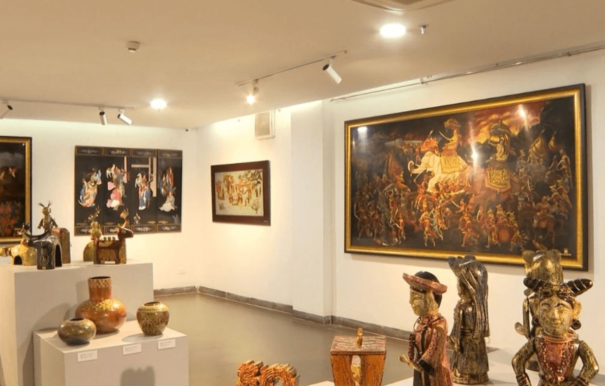 Không gian trưng bày tại Bảo tàng Mỹ thuật Việt Nam với các tác phẩm hội họa, điêu khắc và gốm nghệ thuật.