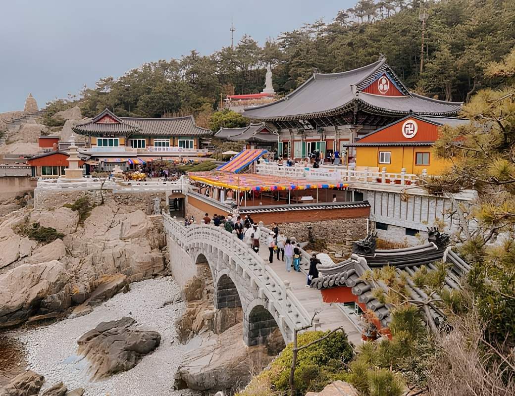 Chùa Haedong Yonggungsa bên bờ biển Busan