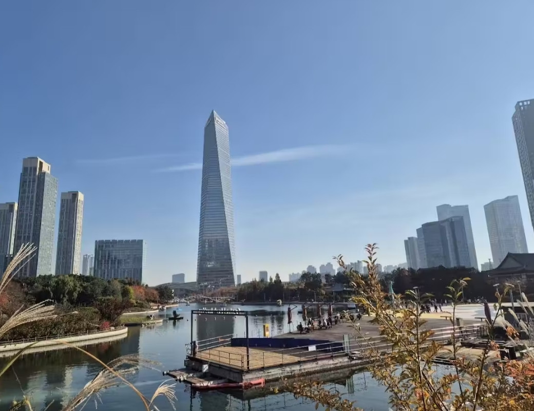Kênh nước và tòa nhà tại Songdo Central Park