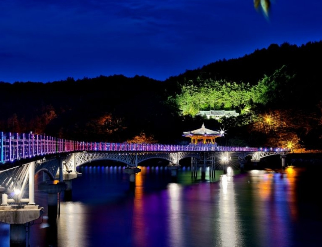 Cầu gỗ Woryeonggyo về đêm ở Andong