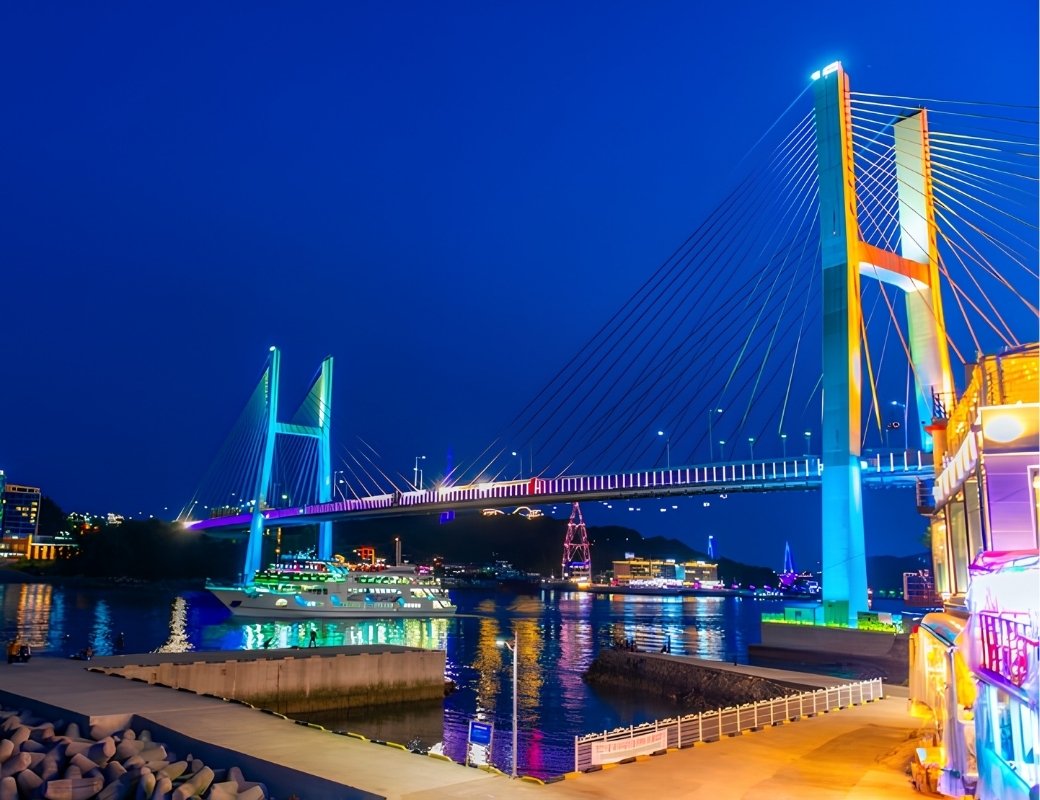Cầu Dolsan lung linh trên biển đêm Yeosu