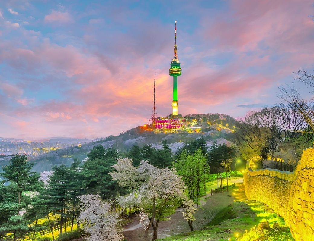 Tháp N Seoul trên núi Namsan