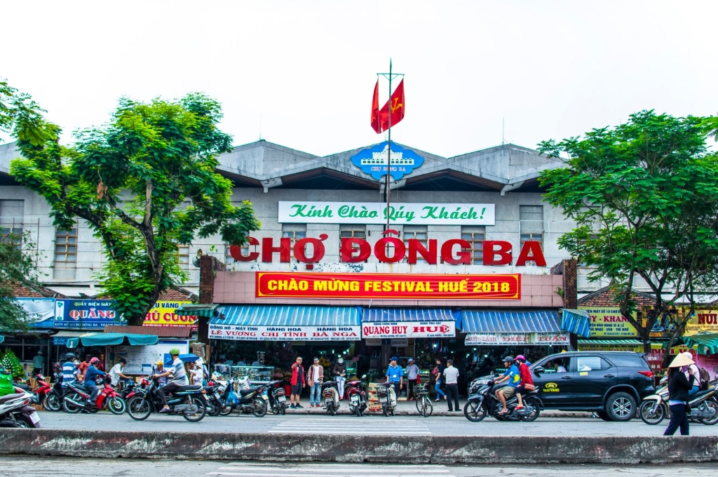 Cổng chính Chợ Đông Ba nhộn nhịp người mua sắm và thưởng thức ẩm thực tại trung tâm Huế