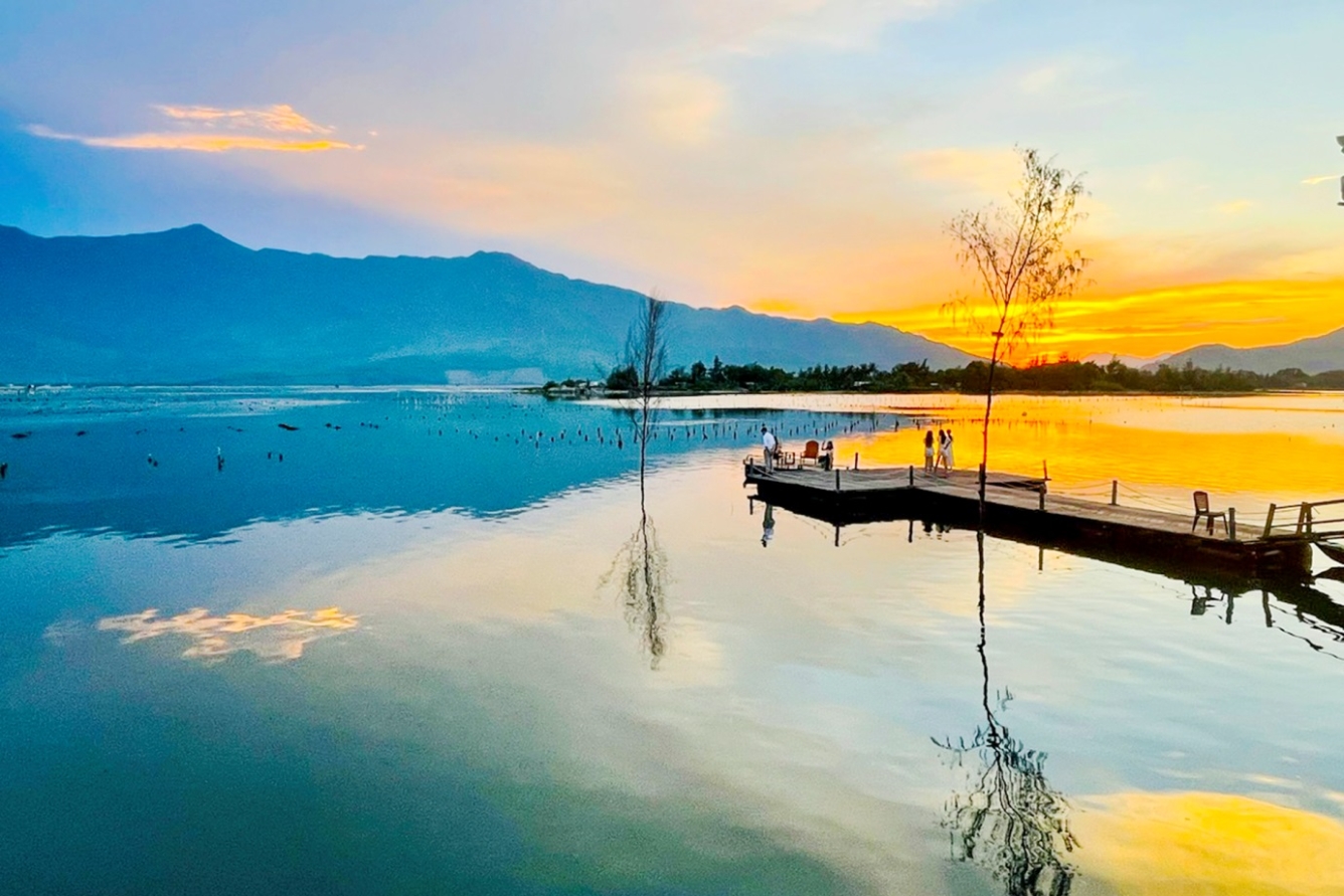 Đầm Lập An ở Huế vào thời điểm hoàng hôn