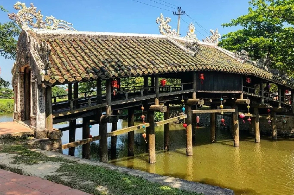Cầu ngói Thanh Toàn cổ kính mang kiến trúc thượng gia hạ kiều bắc qua con kênh làng quê Huế