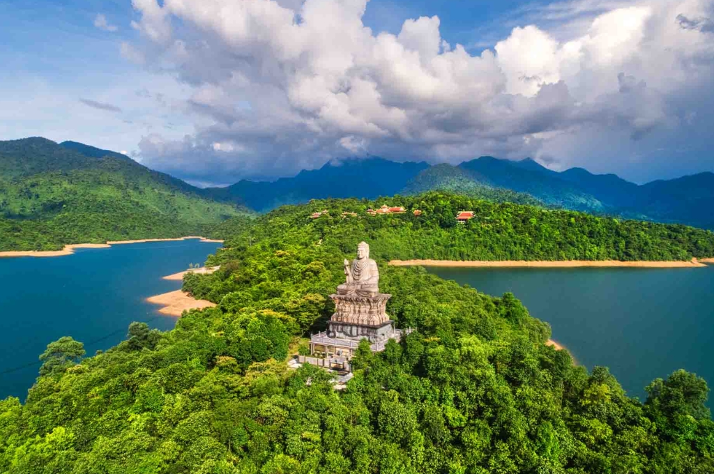 Tượng Phật lớn uy nghiêm tại Thiền viện Trúc Lâm Bạch Mã giữa không gian hồ Truồi và núi rừng xứ Huế