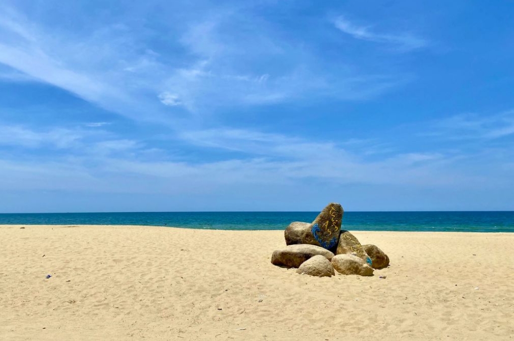 Cụm đá nghệ thuật trên bãi cát vàng trải dài dưới nền trời xanh ngắt tại Biển Thuận An Huế