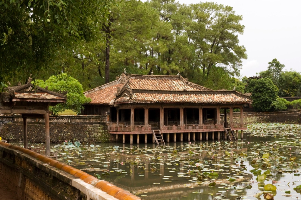 Nhà thủy tạ Xung Khiêm Tạ nằm yên bình bên hồ Lưu Khiêm tại Lăng Tự Đức Huế