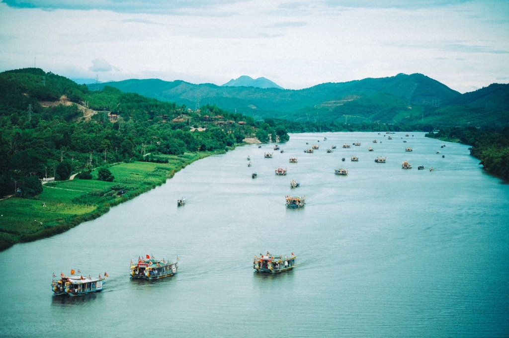 Dòng sông Hương thơ mộng uốn lượn cùng những chiếc thuyền rồng tại trung tâm thành phố Huế