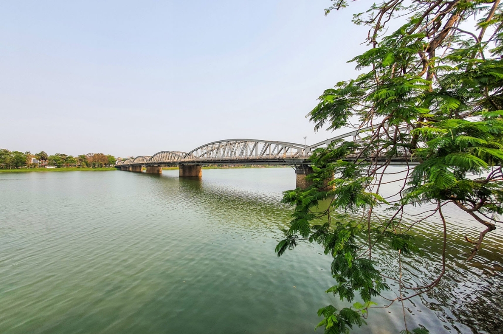 Cầu Trường Tiền với các nhịp thép hình vành lược bắc qua dòng sông Hương tại trung tâm Huế