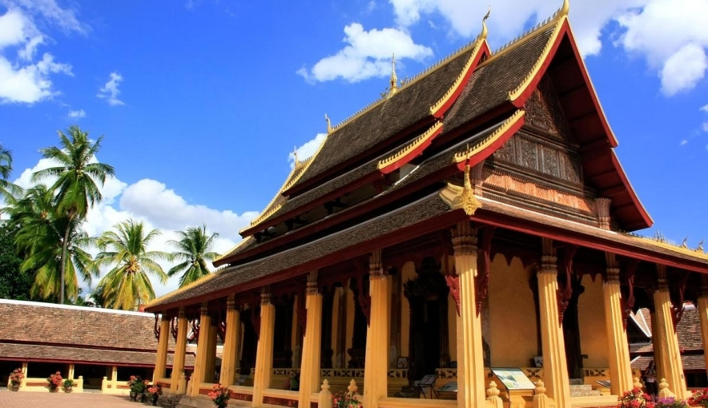 Chùa Ngàn Gian nổi bật với nhiều tượng Phật và hoa văn tinh xảo.