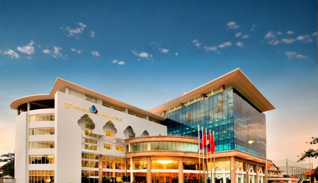 Trung tâm thương mại Vientiane Plaza với nhiều cửa hàng và dịch vụ.