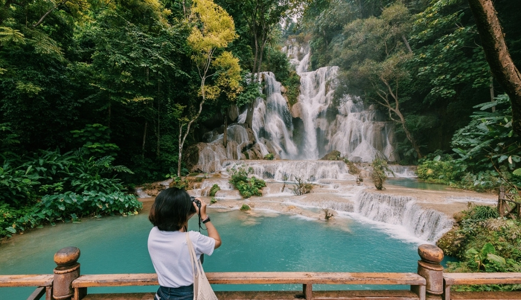 Thác Kuang Si nhiều tầng giữa khung cảnh thiên nhiên xanh mát.