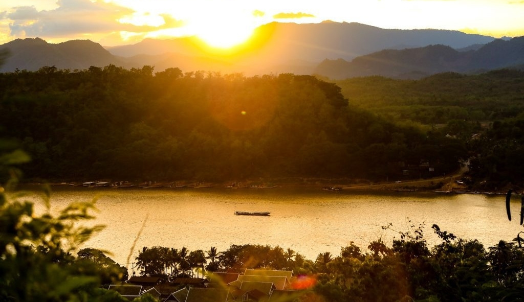 Khung cảnh Luang Prabang nhìn từ đỉnh Phousi