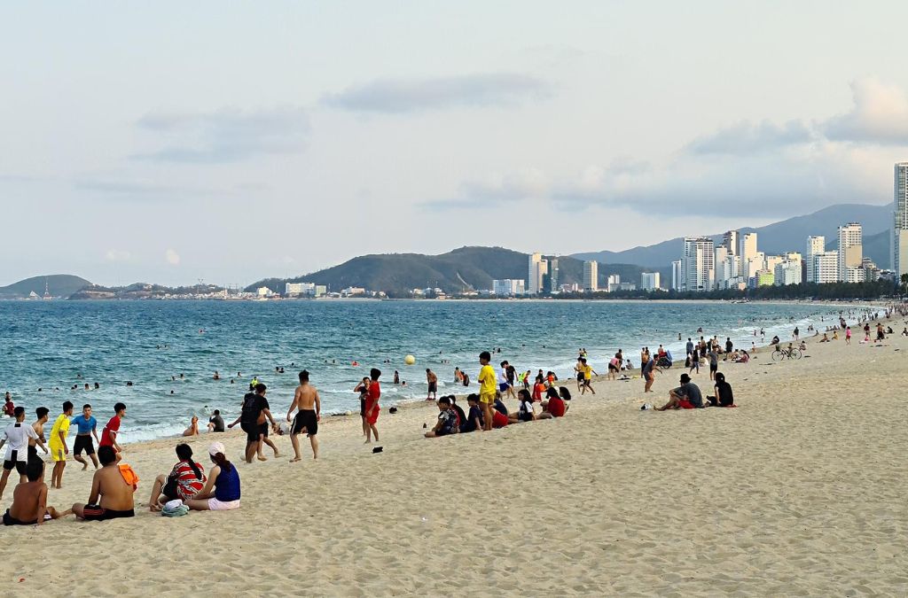 Bãi biển Nha Trang đông người vui chơi bên bờ cát