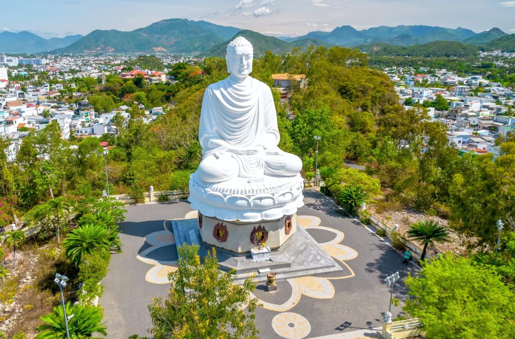 Tượng Kim Thân Phật Tổ tại Chùa Long Sơn