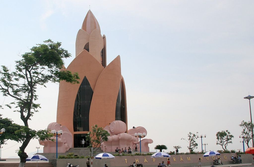 Tháp Trầm Hương bên Quảng trường 2/4 Nha Trang