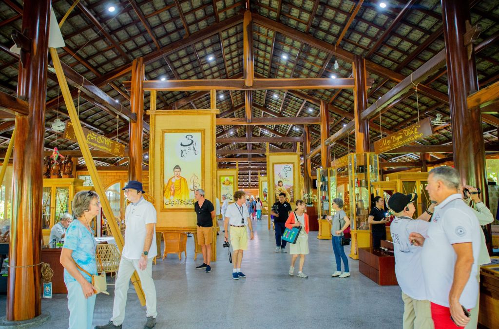 Không gian trưng bày tại Làng nghề Trường Sơn