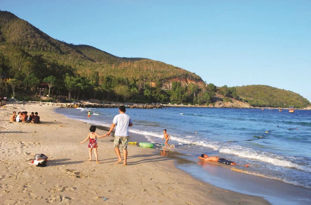 Bãi Dài Nha Trang với bờ cát và núi xanh