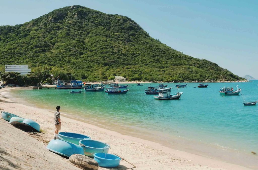 Bãi biển Dốc Lết với thuyền thúng ven bờ