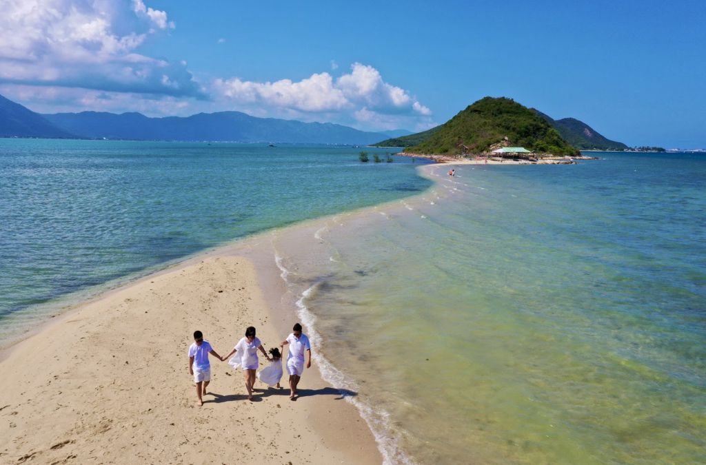 Con đường cát xuyên biển tại Đảo Điệp Sơn