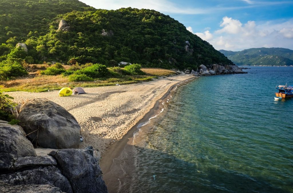 Bãi biển hoang sơ tại Vịnh Vân Phong