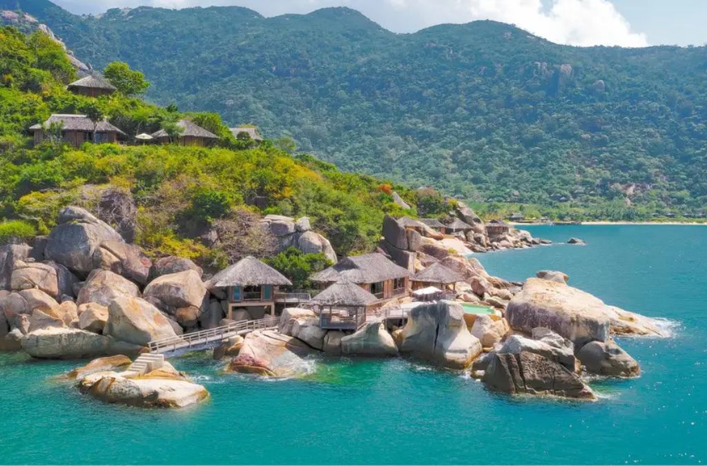 Bãi biển và khu nghỉ dưỡng tại Vịnh Ninh Vân