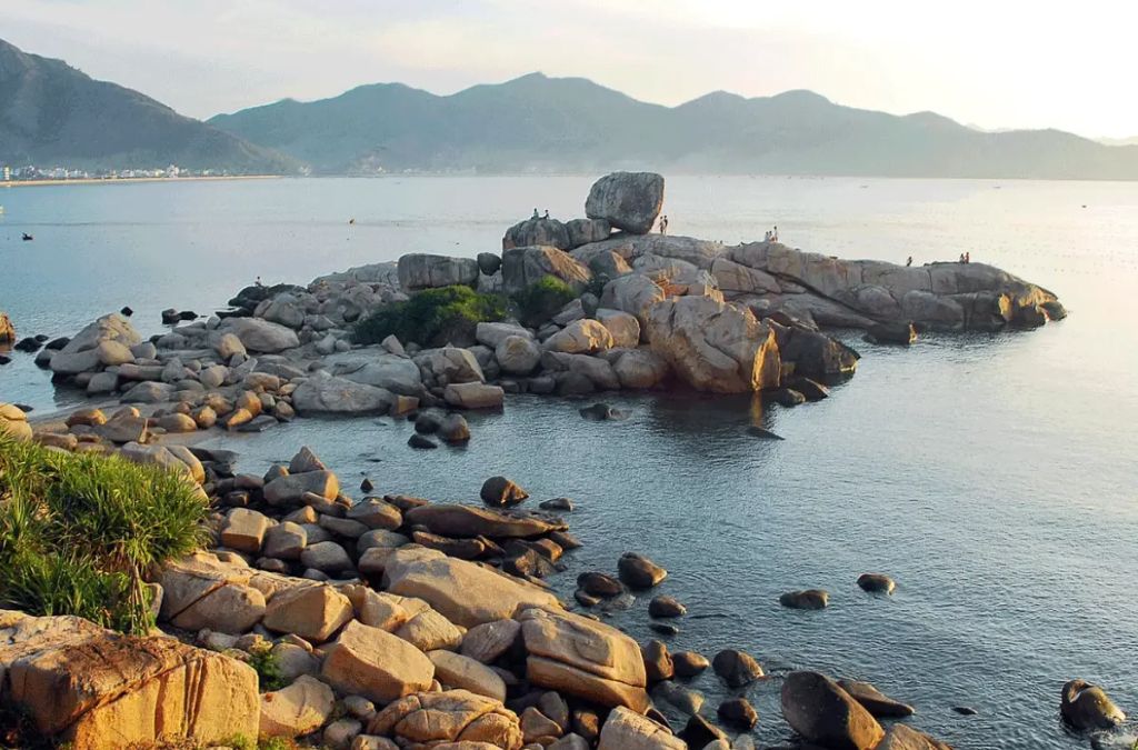 Những khối đá lớn bên biển tại Hòn Chồng