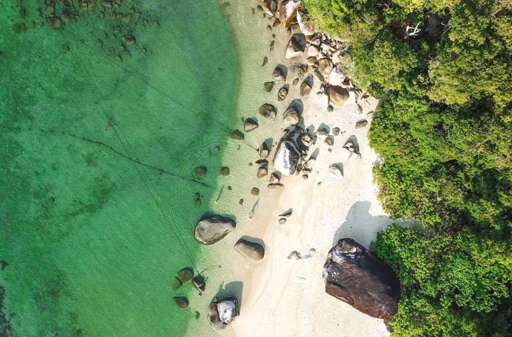 Bãi biển hoang sơ dưới chân núi Hòn Hèo