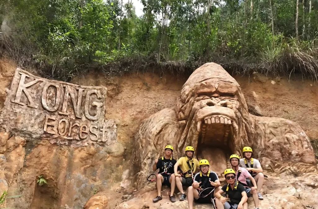 Nhóm khách check-in tại Công viên Kong Forest
