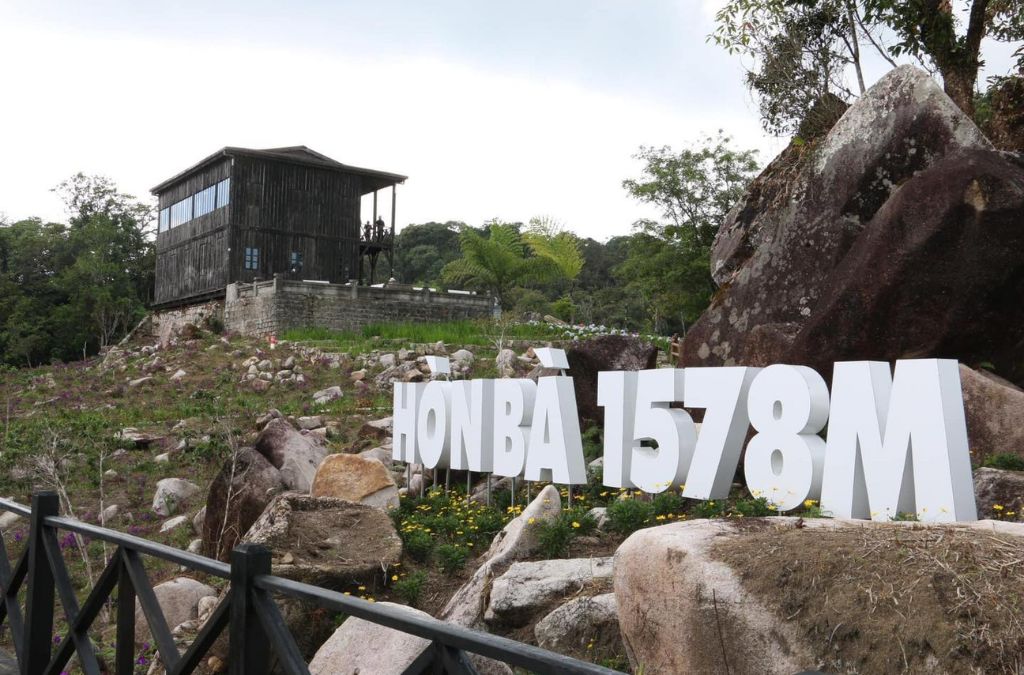Biển mốc độ cao 1.578m trên đỉnh Hòn Bà
