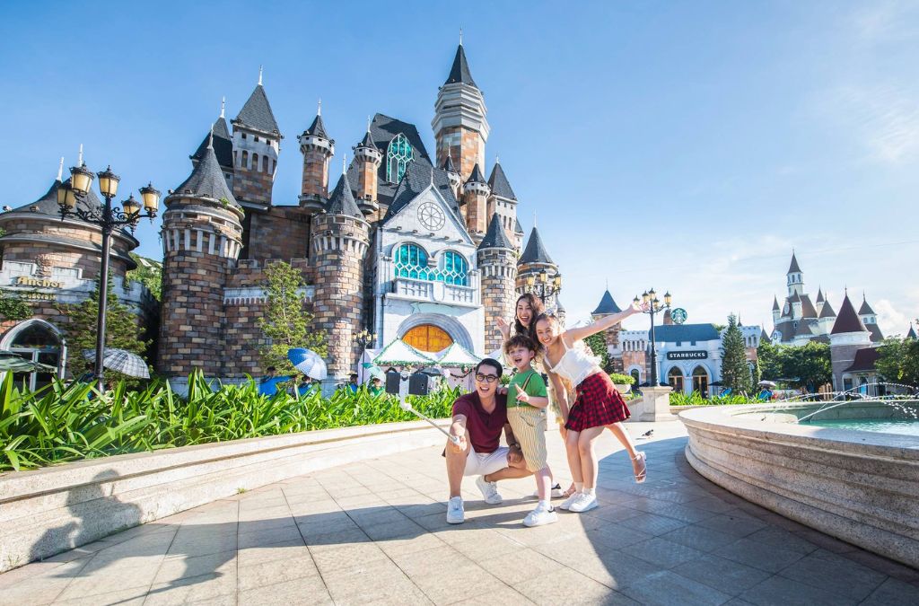 Gia đình vui chơi tại VinWonders Nha Trang