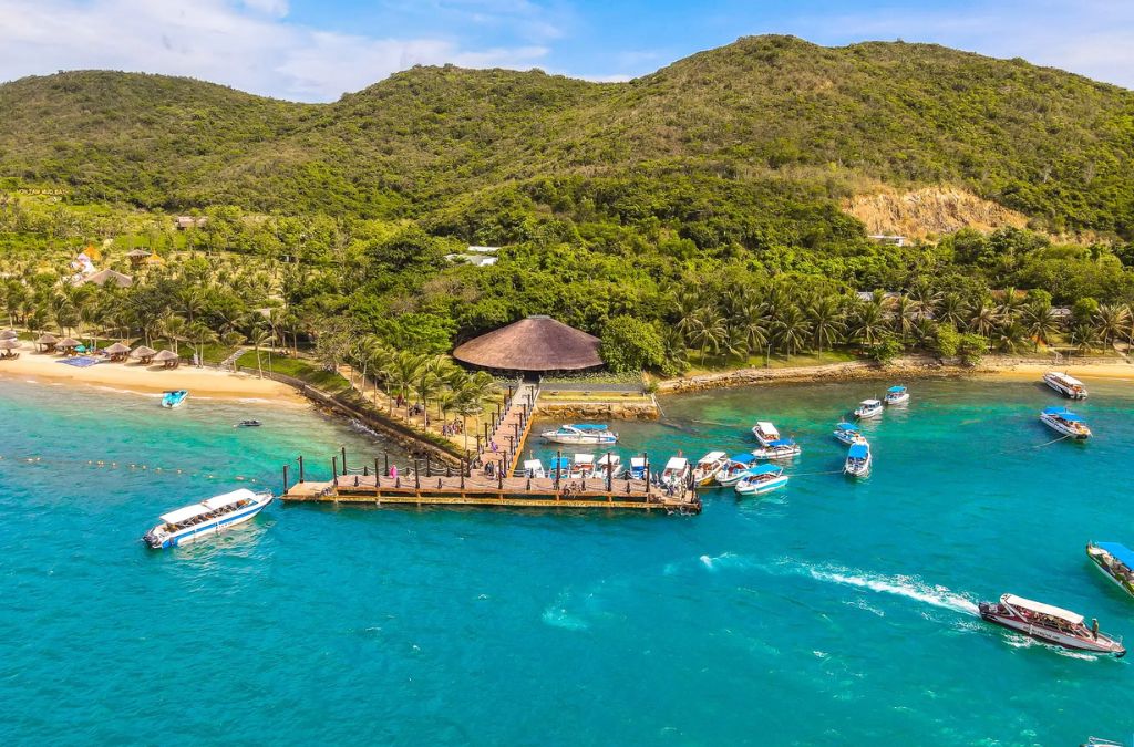 Toàn cảnh đảo Hòn Mun giữa biển xanh Nha Trang