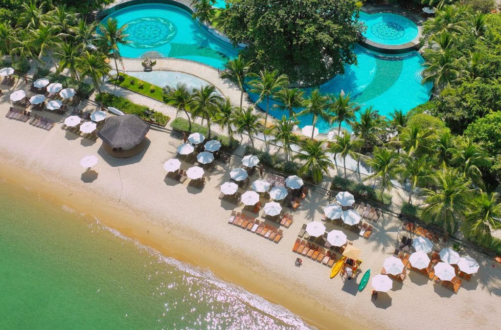 Bãi biển và khu nghỉ dưỡng trên đảo Hòn Tằm