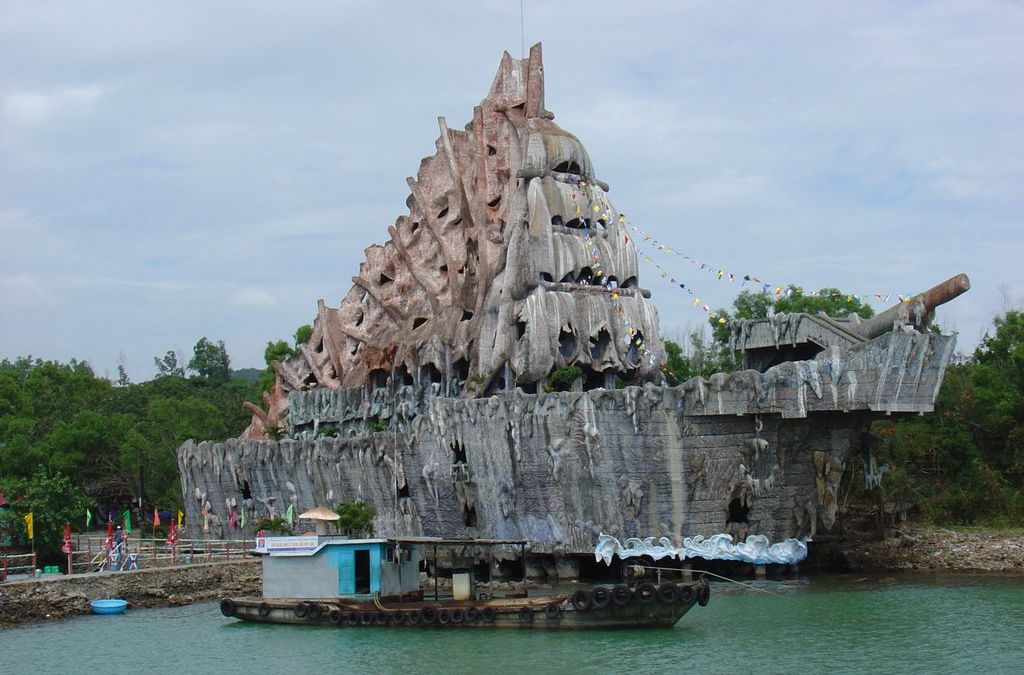 Thủy Cung Trí Nguyên hình con tàu trên Hòn Miễu