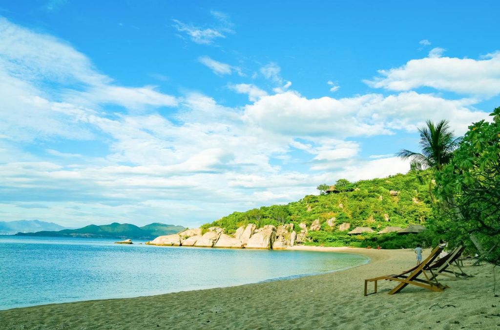 Bãi biển yên bình trên đảo Hòn Một