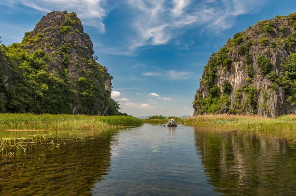Đầm Vân Long Ninh Bình với mặt nước phẳng lặng phản chiếu núi đá vôi