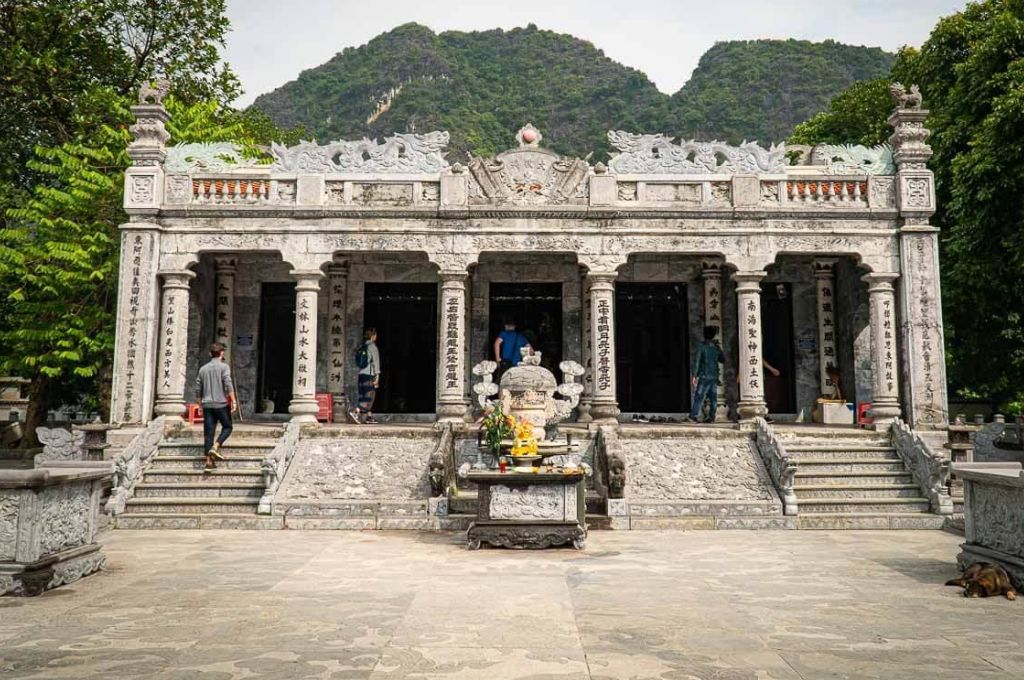 Mặt tiền đền Thái Vi Ninh Bình với cột đá và mái ngói cổ