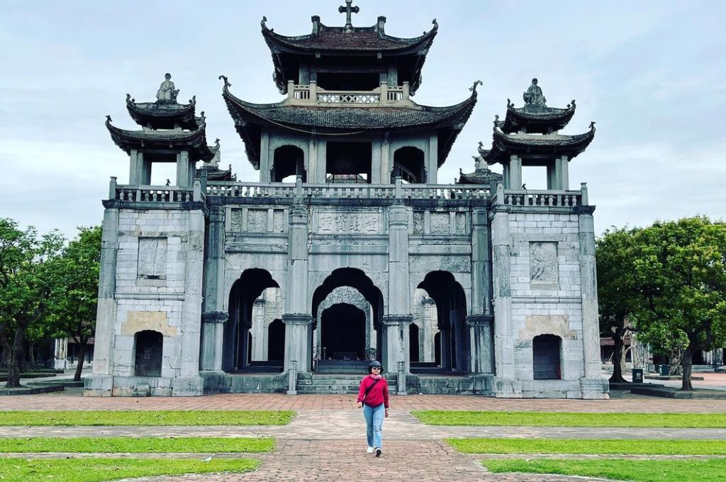 Phương đình nhà thờ đá Phát Diệm Ninh Bình với kiến trúc đá và mái cong truyền thống