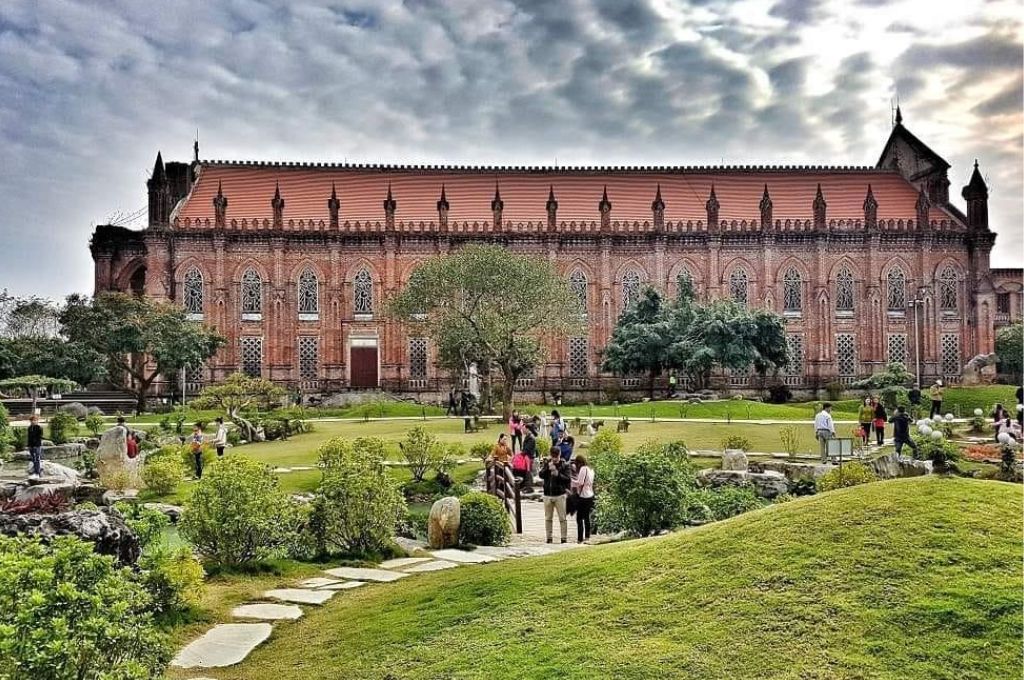 Đan viện Châu Sơn Ninh Bình với kiến trúc Gothic bằng gạch đỏ và khu vườn phía trước